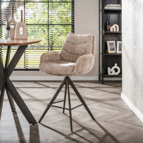 Draaibare barkruk met armleuning Elin beige met bruin onderstel - sfeerfoto