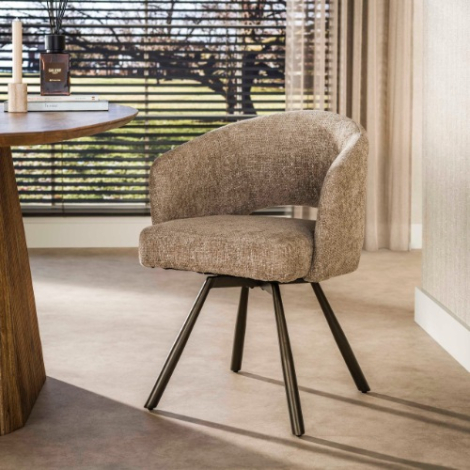 Draaibare eetkamerstoel met armleuning Marin beige met bruin onderstel - sfeerfoto