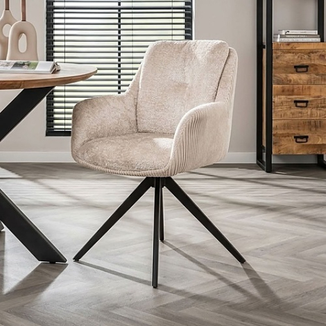 Draaibare eetkamerstoel in beige ribstof met zwarte spinpoot, gedraaid naar links voor een houten ladekast