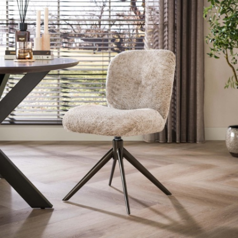 Draaibare eetkamerstoel Evra beige met bruin onderstel - sfeerfoto