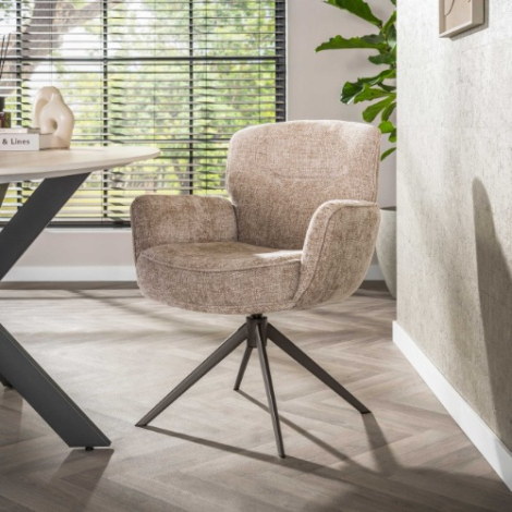 Draaibare eetkamerstoel met verende rug Zina beige, bruin onderstel - sfeerfoto