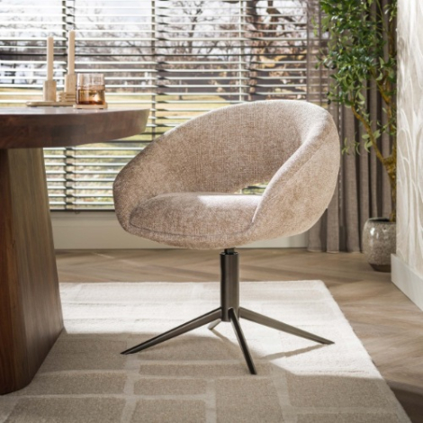 Draaibare kuipstoel met open rug Amel beige, bruin onderstel - sfeerfoto