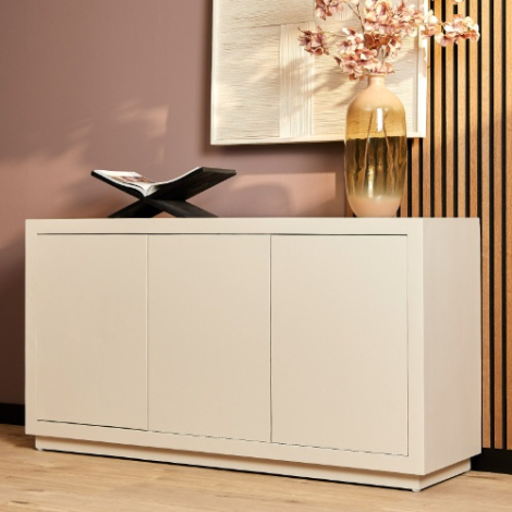 Dressoir Brussel zand mangohout 150 cm in sfeervolle woonkamer