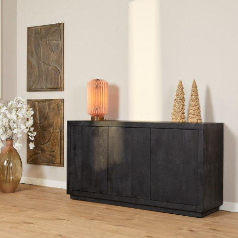 Dressoir Brussel zwart mangohout 150 cm in sfeervolle woonkamer