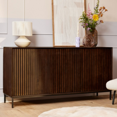 Dressoir Madison bruin mangohout 165 cm volledig in beeld in de woonkamer