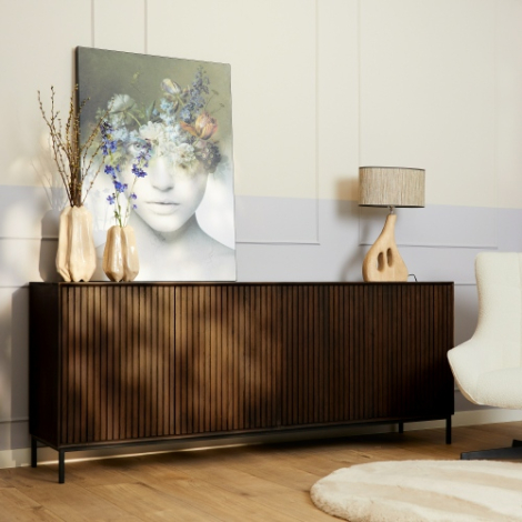 Dressoir Madison bruin mangohout 210 cm sfeerbeeld in de woonkamer