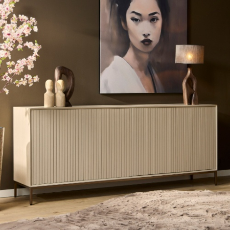 Dressoir Madison zand mangohout 210 cm volledig in beeld in de woonkamer