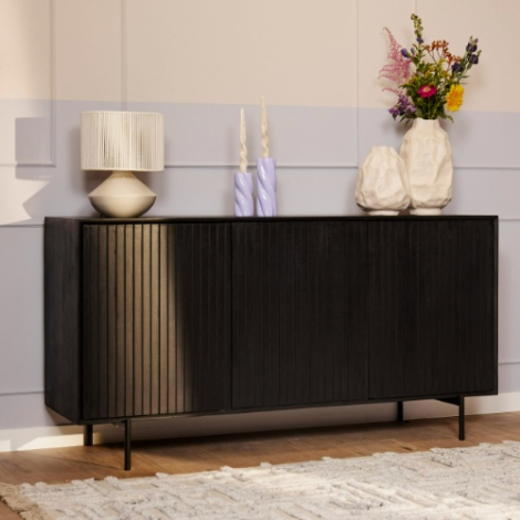 Dressoir Madison zwart mangohout 165 cm volledig in beeld in de woonkamer