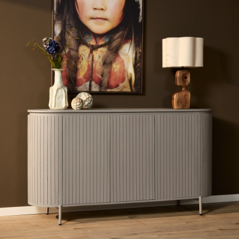 Dressoir Solana taupe mangohout 165 cm sfeerbeeld in woonkamer