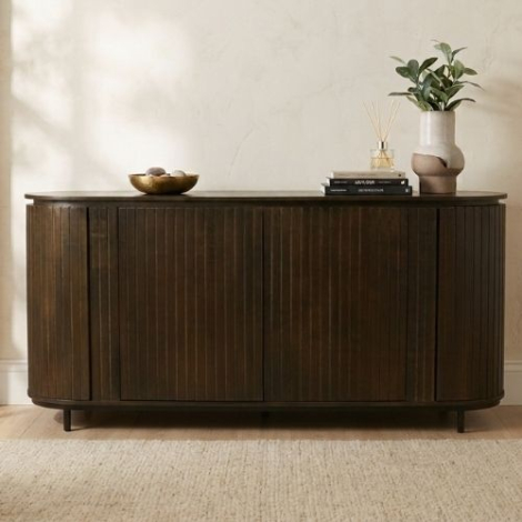 Sfeerfoto van een dressoir in walnoot met ronde hoeken van 180 cm in een woonkamer, vaas en decoratie op het blad