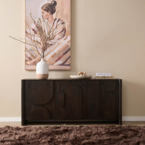 Dressoir Zana bruin mangohout 160 cm met grafisch front in sfeervolle woonkamer