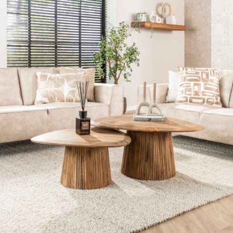 Driehoekige salontafel mangohout Kira set van 2 naturel - sfeerfoto