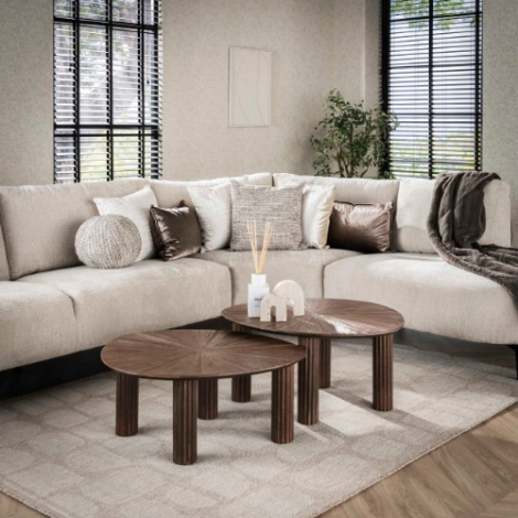 Driehoekige teakhouten salontafel Olin set van 2 - sfeerfoto