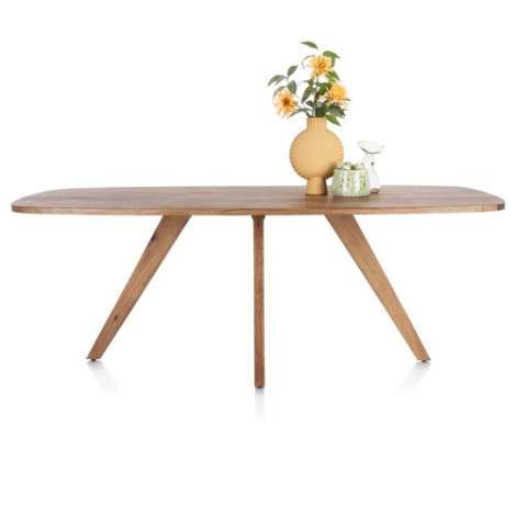 Deens ovale eettafel Everest in bruin mangohoutfineer met afgeronde koppen, zijaanzicht met een vaas met bloemen