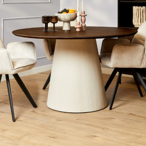 Eettafel Madison rond bruin 150 cm met zandkleurig conisch onderstel in de eetkamer