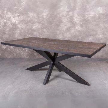 Langwerpig eettafel met natuursteen. 