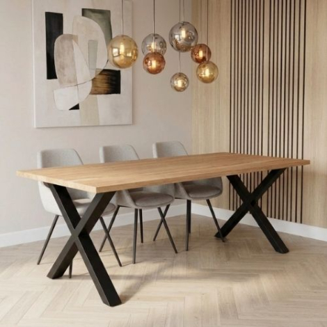 Eettafel gemaakt van eikenhout.