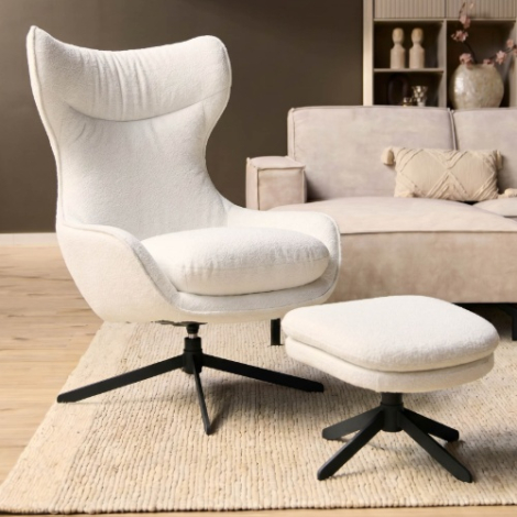 Fauteuil Olivia off white met voetenbank volledig in beeld in de woonkamer