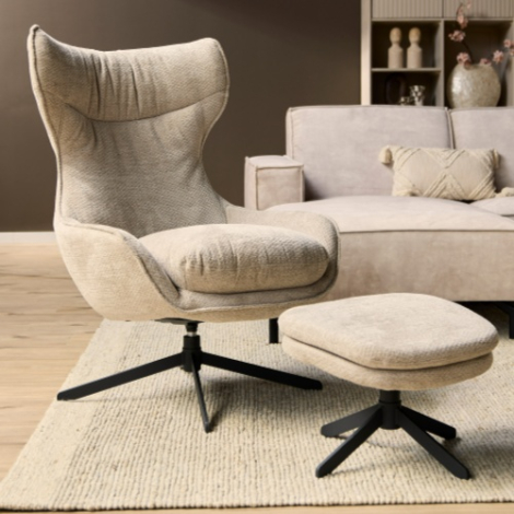 Fauteuil Olivia taupe met voetenbank volledig in beeld in de woonkamer