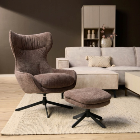 Fauteuil Olivia paars met hocker sfeerbeeld in de woonkamer