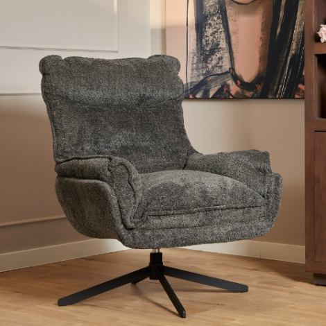 Donkergrijze draaibare fauteuil Vera met zwarte stervoet in de woonkamer