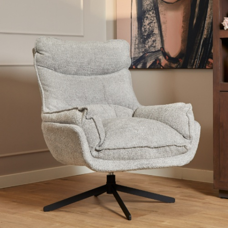 Lichtgrijze draaibare fauteuil Vera met zwarte stervoet in de woonkamer