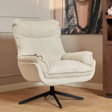 Off-white draaibare fauteuil Vera met zwarte stervoet in de woonkamer