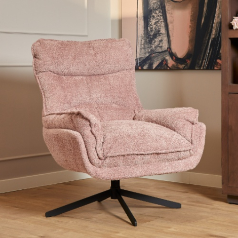 Roze draaibare fauteuil Vera met zwart metalen kruisvoet in de woonkamer