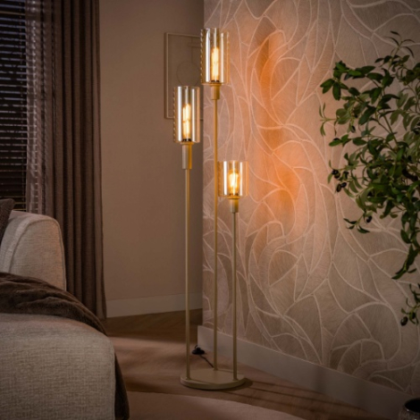 Getrapte vloerlamp met 3 glazen kappen Sella beige - sfeerfoto