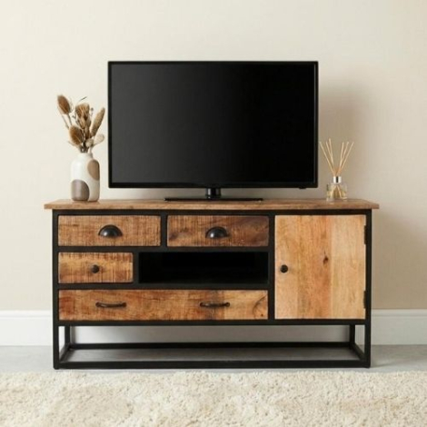 Tv meubel mangohout 123 cm industrieel design met zwart metalen frame in woonkamer