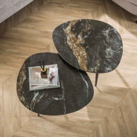 Organische keramische salontafel Vigo natuursteenlook set van 2 - sfeerfoto