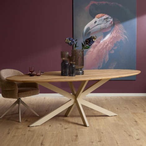 Ovale eettafel Ferris eiken naturel met zandkleurige poot 180 cm in de eetkamer