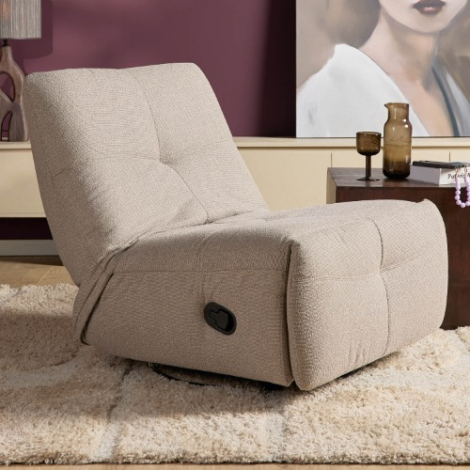 Relaxfauteuil Lazy taupe volledig in beeld in de woonkamer