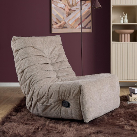 Relaxfauteuil Zen taupe geplooid in sfeervolle woonkamer