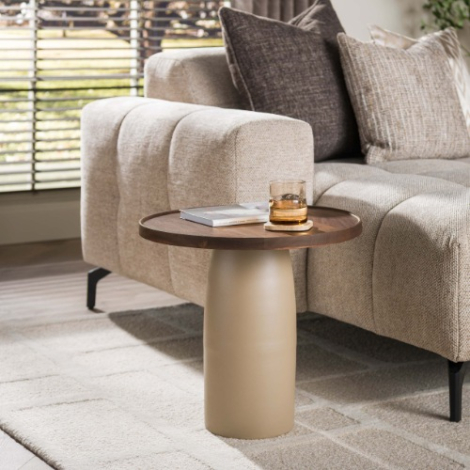 Ronde bijzettafel acaciahout Liam met beige onderstel - sfeerfoto
