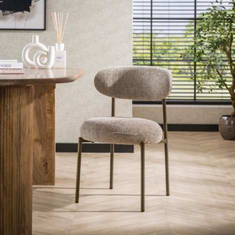 Ronde eetkamerstoel Pirin beige met bruin onderstel - sfeerfoto