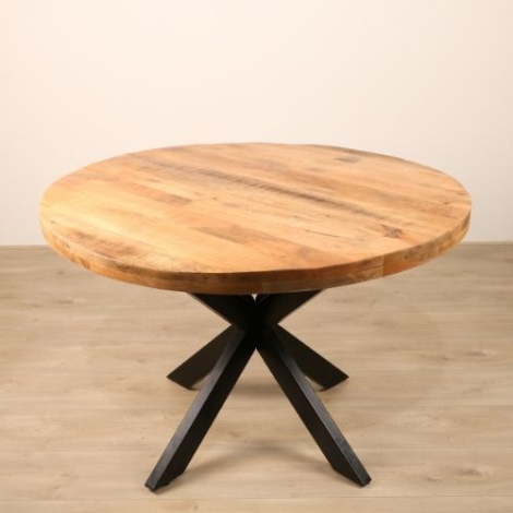 Ronde eettafel van mangohout met zwarte metalen spinpoot, 120 cm diameter.