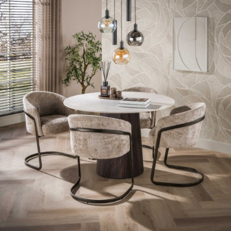 Ronde keramische eettafel 120 cm Arda natuursteenlook met centrale poot - sfeerfoto