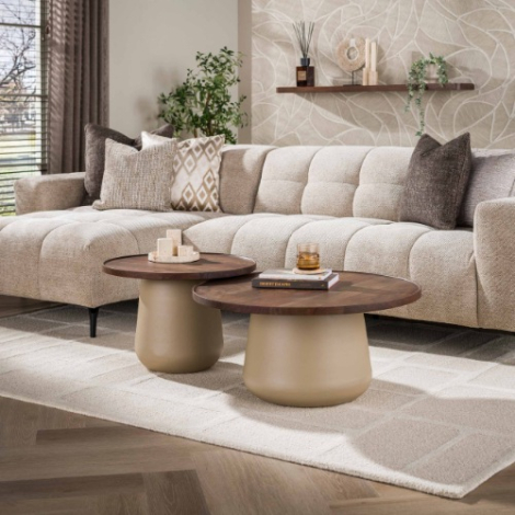 Ronde salontafel acaciahout Liam set van 2 met beige onderstel - sfeerfoto