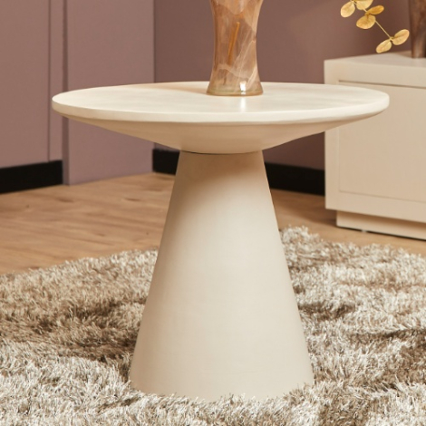 Salontafel Bellis rond mangohout zand 60 cm in sfeervolle woonkamer