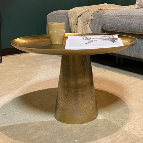 Ronde gouden salontafel Daisy Large 58 cm naast een grijze bank