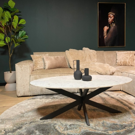 Salontafel Faye ovaal wit marmer 130 cm met zwart kruispoot onderstel in sfeervolle woonkamer