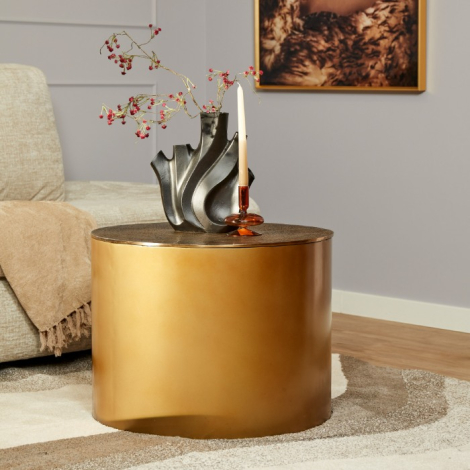 Ronde gouden drum-salontafel Fiore in de woonkamer naast de bank