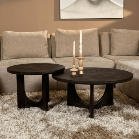 Ronde zwarte mangohouten salontafel Guus 60 cm in sfeervolle woonkamer