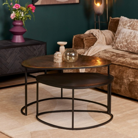 Salontafel Jarrel set van 2 ronde tafels met goud en zwart blad in sfeervolle woonkamer