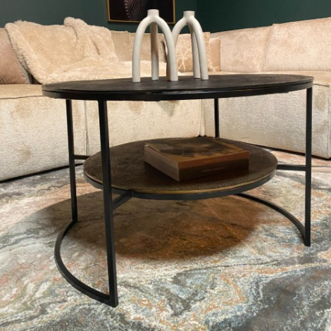 Ronde salontafel Lecia zwart goud aluminium 80 cm sfeerbeeld in woonkamer