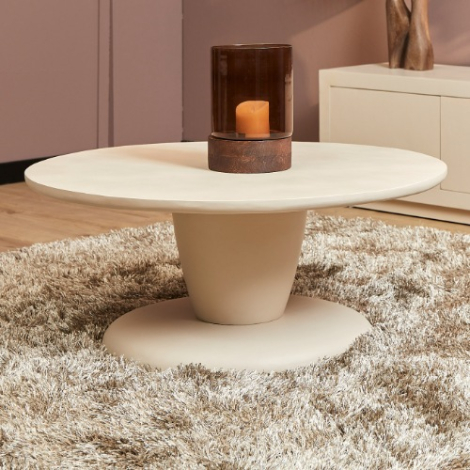 Salontafel Mabel rond mangohout zand 90 cm op vloerkleed in de woonkamer