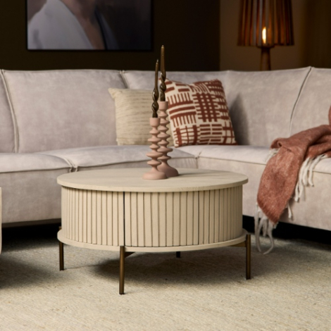 Ronde salontafel Madison zand mangohout 80 cm sfeerbeeld in woonkamer
