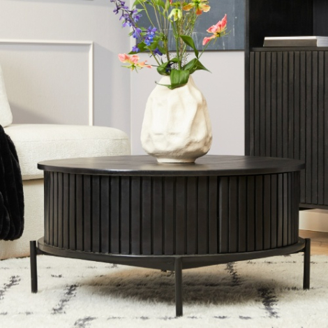 Ronde zwarte salontafel Madison 80 cm met ribbelstructuur in de woonkamer