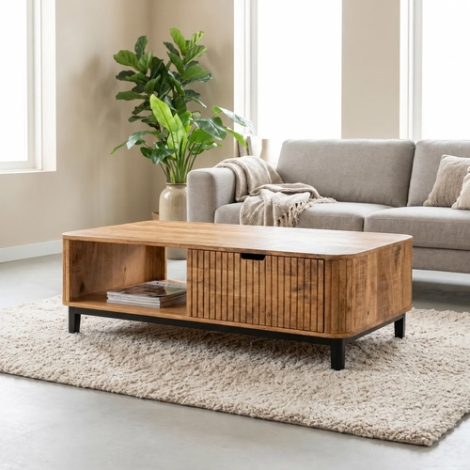 Salontafel Max 130 cm mangohout - schuin gezien voor de bank in de woonkamer